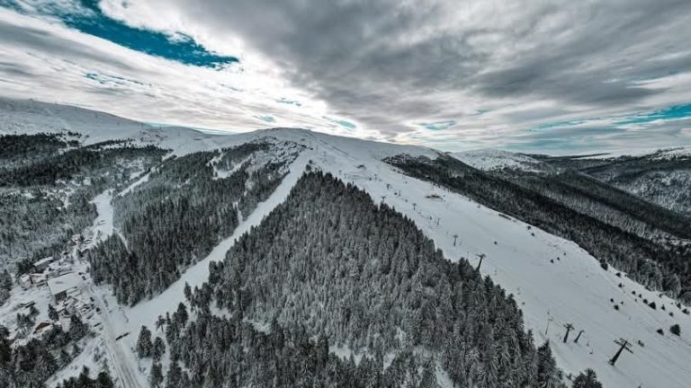 Stațiunea Straja s-a îmbrăcat de Crăciun întro mantie albă