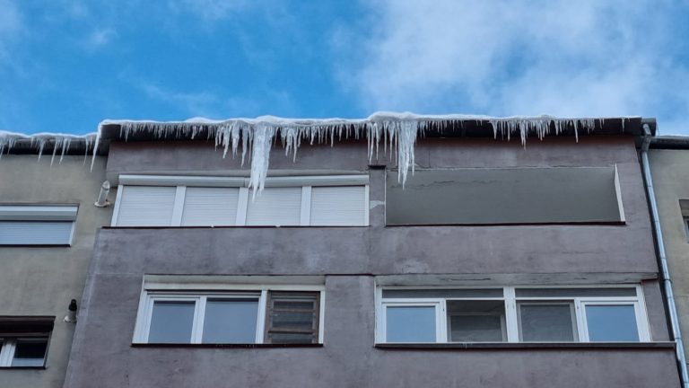 Atenție la țurțuri, gheață și zăpadă de pe acoperișuri