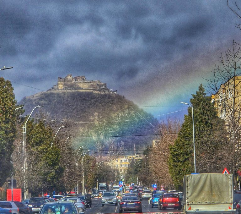 Fotografia zilei – curcubeul și Cetatea Deva