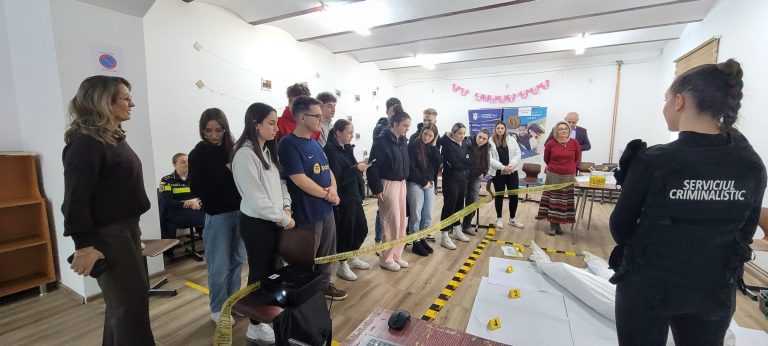 (Galerie foto)Lecție de criminalistică pentru elevii din Orăștie: polițiștii hunedoreni au pus în scenă o „cercetare la fața locului„