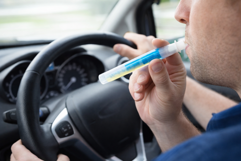 ALCOOLEMIE ȘOCANTĂ! ȘOFER REȚINUT DUPĂ CE A FOST PRINS BEAT CRIȚĂ LA VOLAN